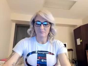 Queenbish90 from Chaturbate
