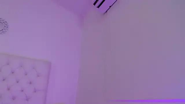 Aitana_brownn from StripChat is Freechat