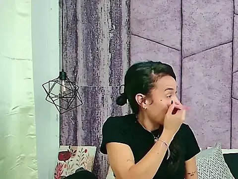 AlahiaEvansz from StripChat is Freechat