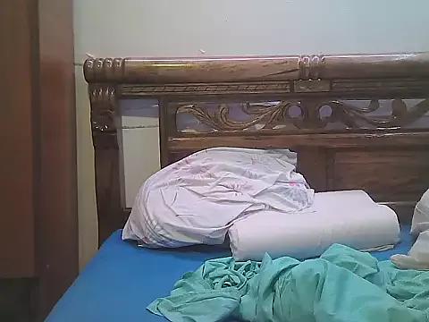 AlphaLatinoBear from StripChat is Freechat