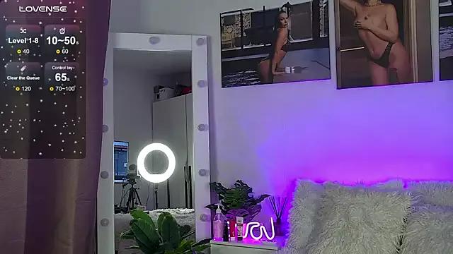 AlysonHuxley_ from StripChat is Freechat