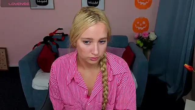 AuroraSkyee from StripChat is Freechat