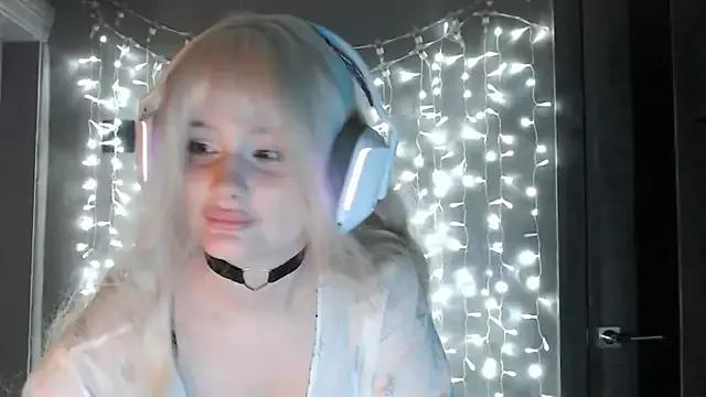 BlondyyArish from StripChat is Freechat