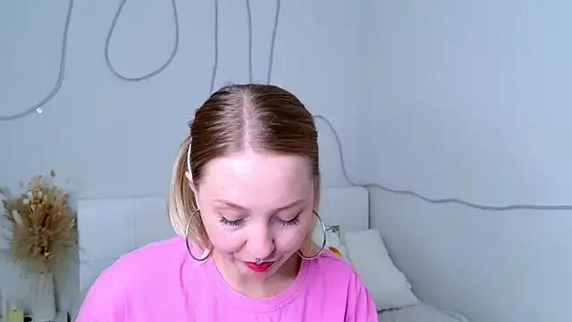 CandiceKingz from StripChat is Freechat