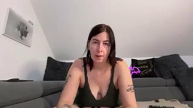 candismiminaughtyworld from StripChat is Freechat