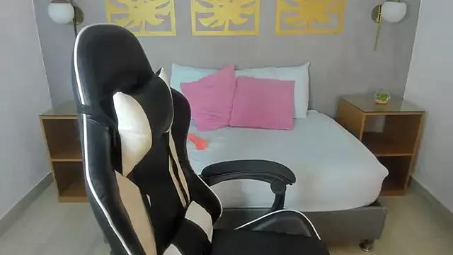 caramelo1900_ from StripChat is Freechat