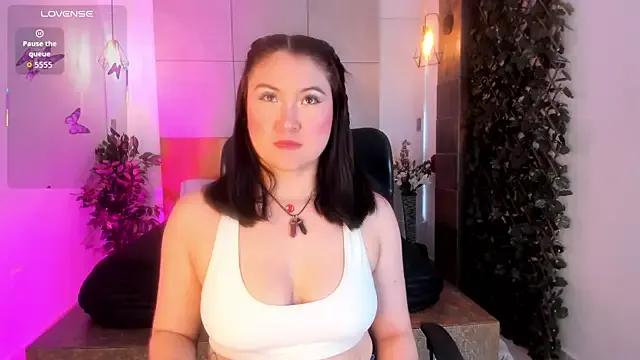 CoralQuinn from StripChat is Freechat