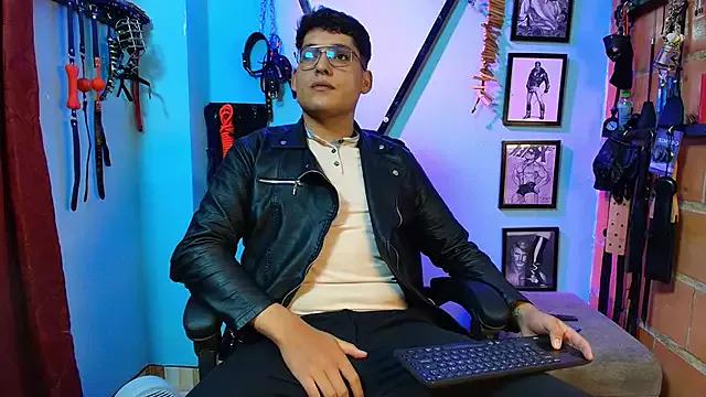 dom2travelersss from StripChat is Freechat