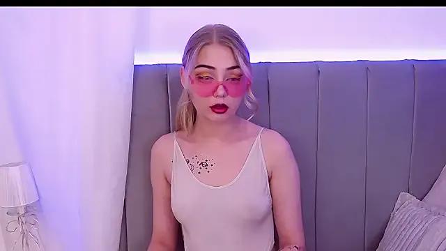 ElleNina from StripChat is Freechat