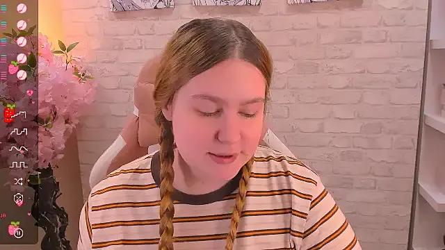 Ellie_Wellie from StripChat is Freechat