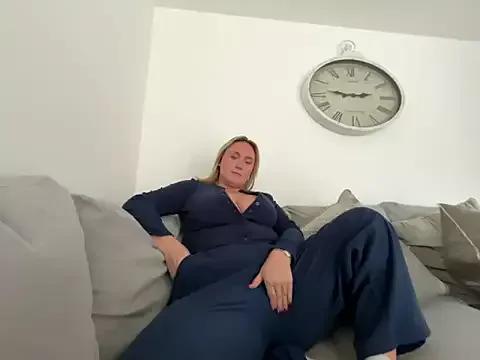 Elliemaee from StripChat