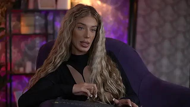 EllieRedd from StripChat is Freechat