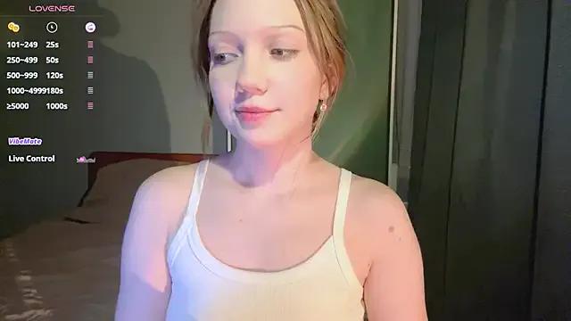 EmiIyKitty from StripChat is Freechat