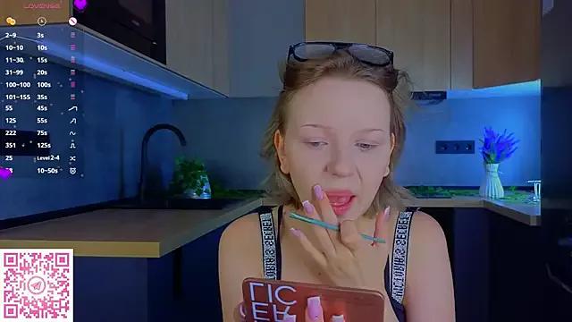 EmiliSaren from StripChat is Freechat