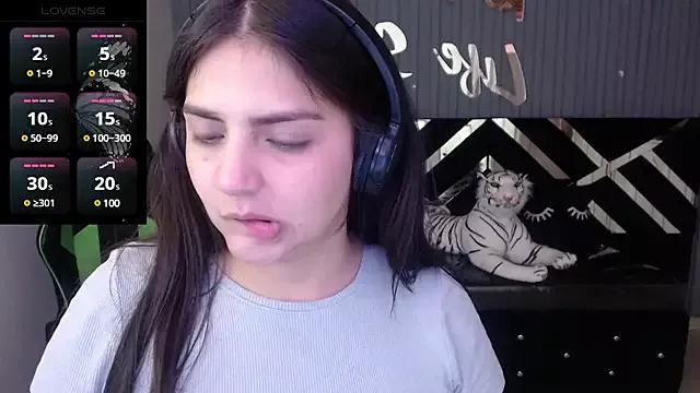 emily_cooper_t from StripChat is Freechat