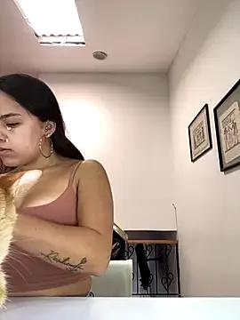 EmilyHarperr from StripChat is Freechat