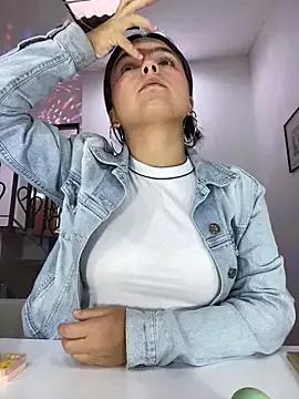 EmilyHarperr from StripChat is Freechat