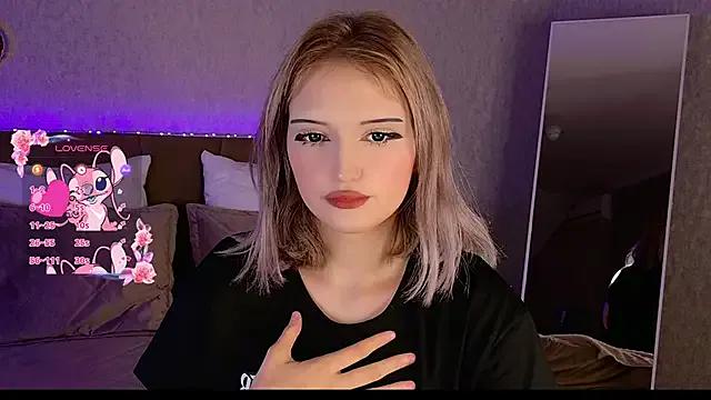 EsmeMayhem from StripChat