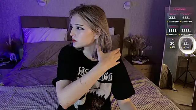 EsmeMayhem from StripChat