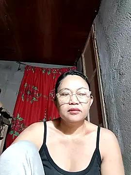 Everleigh_mom from StripChat