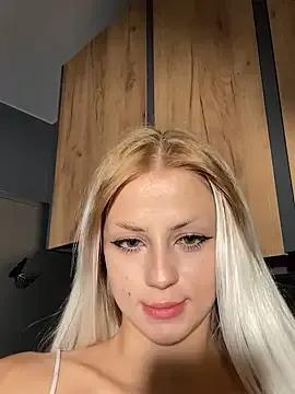 FavoriteKira from StripChat is Freechat