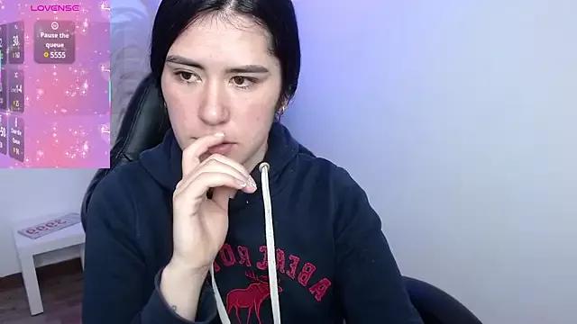 HarmonyEvanns from StripChat is Freechat