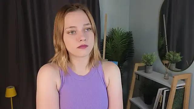 HollieCollelo from StripChat is Freechat
