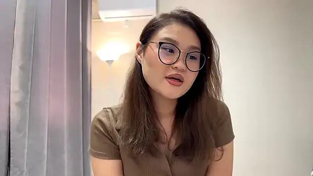 HoneyKitsu from StripChat is Freechat