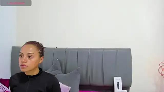 HoollyHendrix from StripChat is Freechat