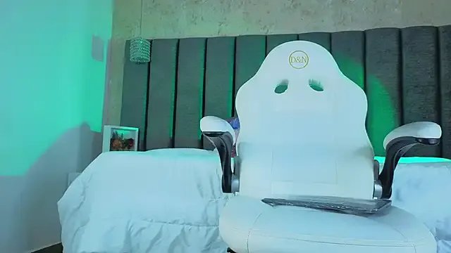 Julietaa_Miller from StripChat is Freechat