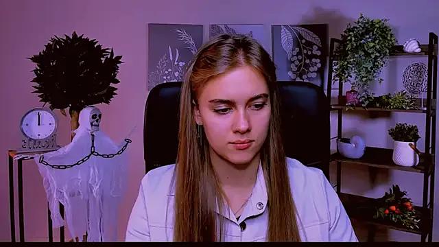 JuneWoods from StripChat is Freechat