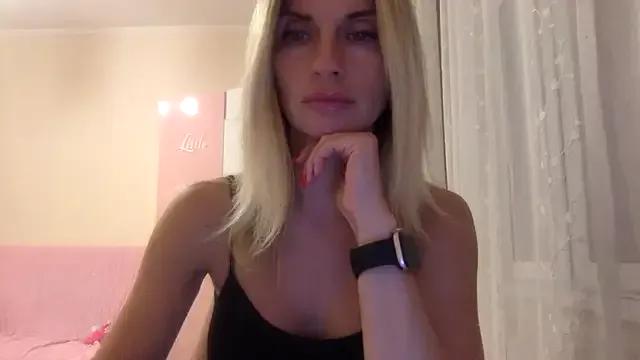 KarelliaStar from StripChat is Freechat