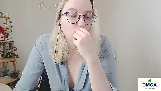 kiratarot from StripChat is Freechat