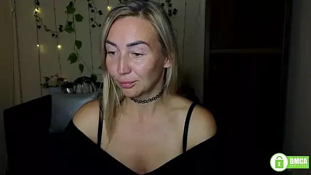 Kiss_julli88I from StripChat