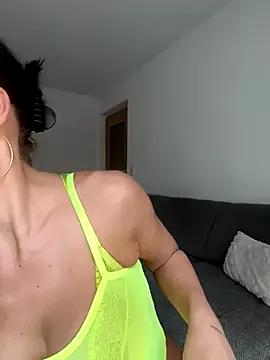 krissiswrld- from StripChat is Freechat
