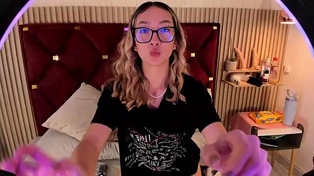 LauMiller from StripChat is Freechat