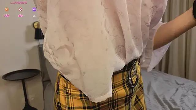 LauraYoungg from StripChat is Freechat