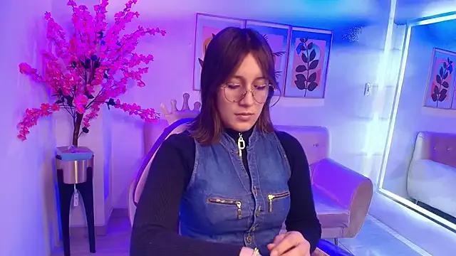 Lili_scott from StripChat is Freechat