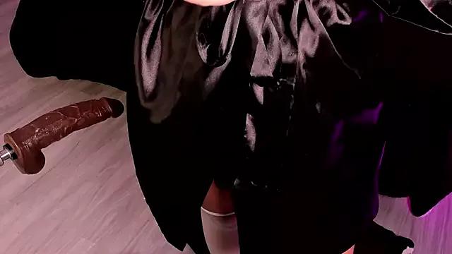 Lillyortiz from StripChat is Freechat