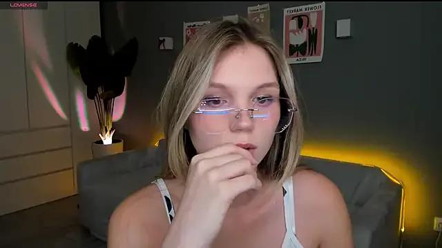 linakorvin from StripChat is Freechat