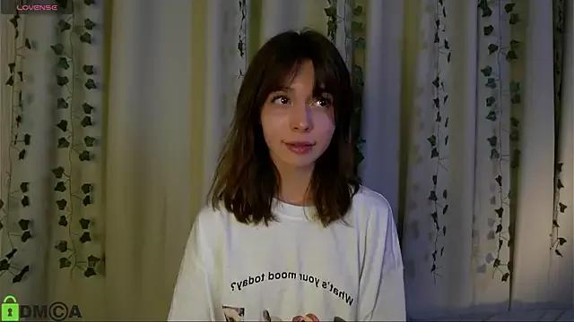 LittleOriana from StripChat is Freechat