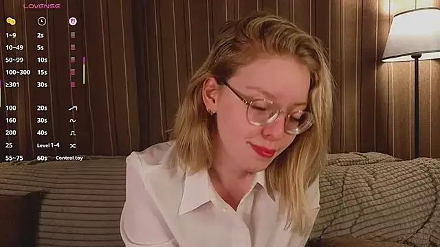 LoisAcreman from StripChat is Freechat