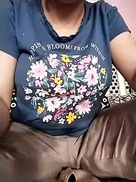 Love_bitsss from StripChat is Freechat