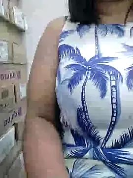 lovecarolyne from StripChat is Freechat