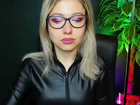 loveHeidi from StripChat is Freechat