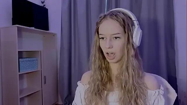 LunaCrave from StripChat is Freechat