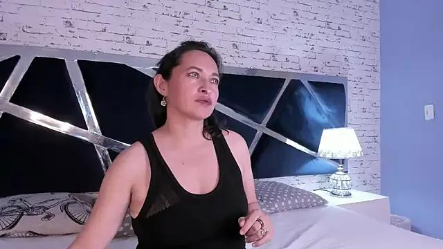 LunaSeecrett from StripChat is Freechat