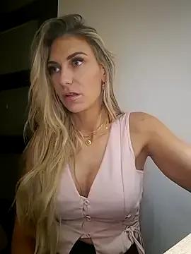 Melody1600 from StripChat is Freechat