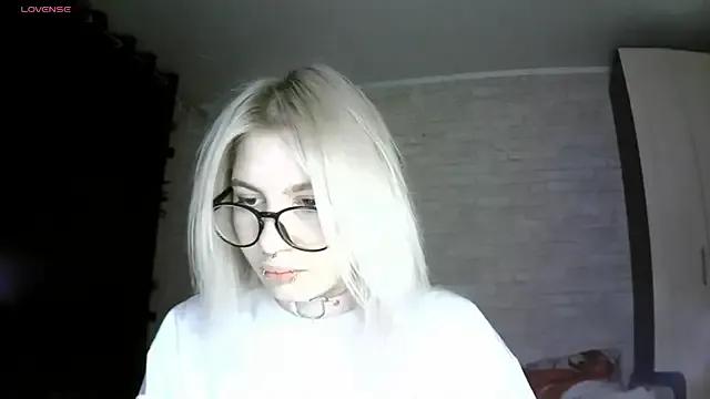 MernaGoggin from StripChat is Freechat