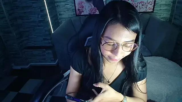 moli_haze_b from StripChat is Freechat